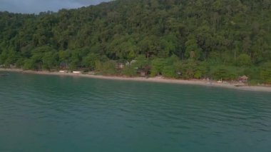 Koh Chang, Tayland ve 2022. Geniş yörünge görüntüleme insansız hava aracı 4k... Sinematik görüntüler..