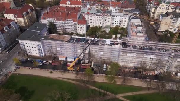 ベルリン市クレーン付きの家の建設作業 フライ リバース トップ ビュー ドローン4K Udシネマティック フッテージ — ストック動画