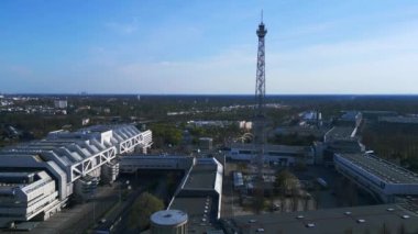 Berlin City Radyo Kulesi funkturm ve sergi merkezi buz. boom sağa kayıyor 4k uhd sinematik görüntüler.