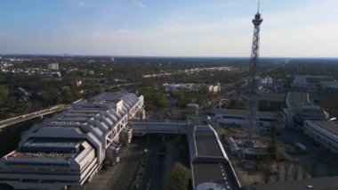 Berlin City Radyo Kulesi funkturm ve sergi merkezi buz. İHA 4k alçalıyor. Sinematik görüntüler..