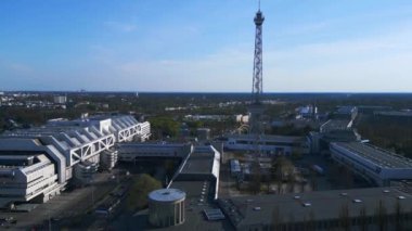 Berlin City Radyo Kulesi funkturm ve sergi merkezi buz. İHA 4k yükseliyor. Sinematik görüntüler..