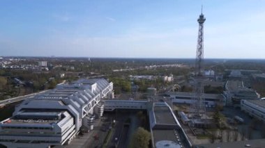Berlin City Radyo Kulesi funkturm ve sergi merkezi buz. Panorama genel bakış İHA 4k Sinematik görüntüler.