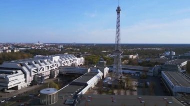 Berlin City Radyo Kulesi funkturm ve sergi merkezi buz. İHA 4k yükseliyor. Sinematik görüntüler..