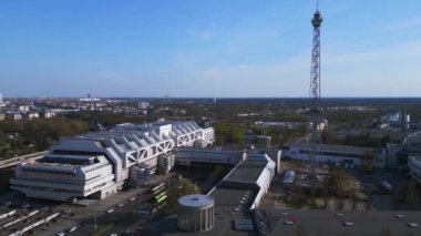 Berlin City Radyo Kulesi funkturm ve sergi merkezi buz. boom sağa kayıyor 4k uhd sinematik görüntüler.