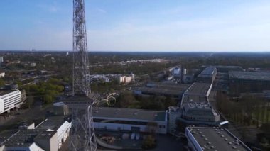 Berlin City Radyo Kulesi funkturm ve sergi merkezi buz. boom sol İHA 'ya kayıyor 4k uhd Sinematik görüntüler.