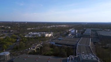 Berlin City Radyo Kulesi funkturm ve sergi merkezi buz. İHA 'yı çok yakından geçiyoruz. 4k. Sinema görüntüsü..