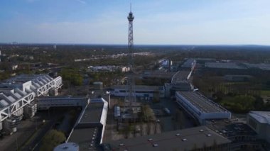 Berlin City Radyo Kulesi funkturm ve sergi merkezi buz. Geniş yörünge genel bakış İHA 4k Sinematik görüntüler.