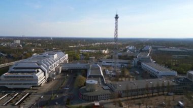 Berlin City Radyo Kulesi funkturm ve sergi merkezi buz. boom sağa kayıyor 4k uhd sinematik görüntüler.