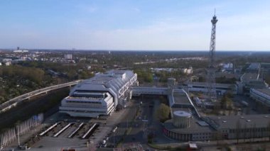 Berlin City Radyo Kulesi funkturm ve sergi merkezi buz. Panorama genel bakış İHA 4k Sinematik görüntüler.