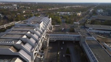 Berlin City Radyo Kulesi funkturm ve sergi merkezi buz. 4k ters uçakla uçun. Sinematik görüntüler..