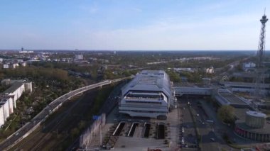 Berlin City Radyo Kulesi funkturm ve sergi merkezi buz. boom sağa kayıyor 4k uhd sinematik görüntüler.