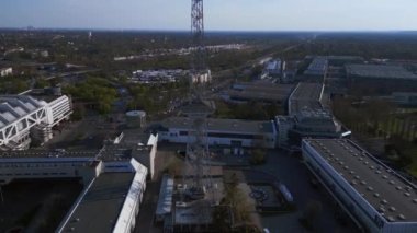 Berlin City Radyo Kulesi funkturm ve sergi merkezi buz. 4k ters uçakla uçun. Sinematik görüntüler..