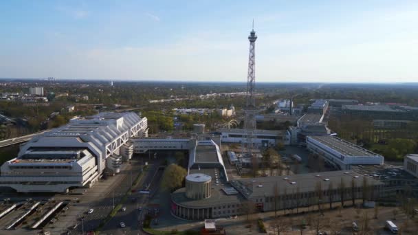 柏林广播电台塔台的展览中心和展览中心图标 砰的一声滑向右边的无人机4K Uhd电影胶片 — 图库视频影像