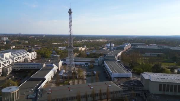 Funkturm Und Messe Berlin Icc Sehr Nahe Vorbeifliegende Drohne Uhd — Stockvideo