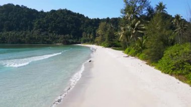 Cennet Adası Koh Kood Rüyası Plajı Ao Phrao, Tayland 2022 İHA 4k ters uçakla sinematik görüntüler..