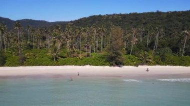 Cennet adası koh kood rüya plajı Ao Phrao, thailand 2022 patlama sol insansız hava aracına kayıyor..