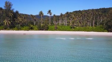 Cennet adası koh kood rüya plajı Ao Phrao, thailand 2022 İHA 'nın tepesi 4k aşağı sinematik görüntü.