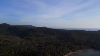Koh Kood Cennet Adası rüyasında doğal plaj, thailand 2022 rotasyonu sağ drone 4k uhd sinematik görüntü.