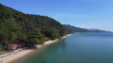 Kumsaldaki ormandaki kulübeler Koh Chang Tayland ve 2022 İHA 4k sinematik görüntüler..