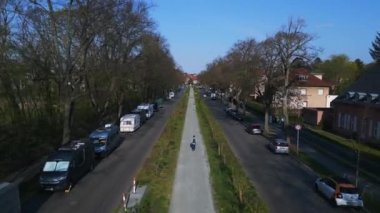 Berlin Dahlem 'de uzun bir cadde. 4k ters uçakla uçun. Sinematik görüntüler..