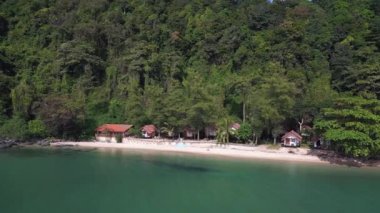 Kumlu sahil adası Koh Chang Tayland 'daki ormandaki kulübeler ve 2022 panorama genel bakış İHA 4k -- sinematik görüntüler..