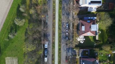 Berlin Dahlem 'de uzun bir cadde. dikey kuşların bakış açısı drone 4k uhd sinematik görüntüler.