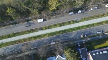 Berlin Dahlem 'de uzun bir cadde. dikey kuşların bakış açısı rotasyonu sağ drone 4k uhd sinematik görüntüler.