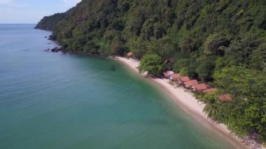 2022 'de kumlu sahil adası Koh Chang Tayland' da ormandaki kulübeler. 4k uhd sinematik çekim.