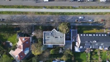 Berlin Dahlem 'de uzun bir cadde. dikey kuşların bakış açısı drone 4k uhd sinematik görüntüler.