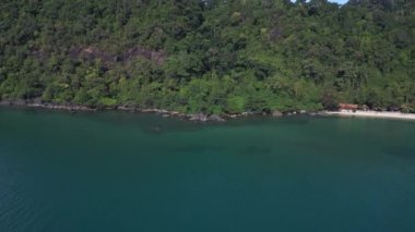 Kumlu sahil adası Koh Chang Tayland ve 2022 Panorama yörüngesindeki insansız hava aracı 4k... sinematik görüntü..