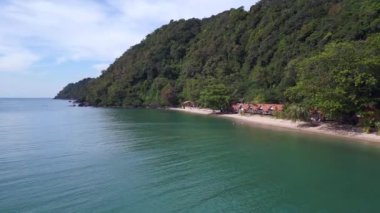 Kumlu sahil adası Koh Chang Tayland ve 2022 'de ormandaki kulübeler. İHA 4k' ye yükseliyor. Sinema görüntüsü..