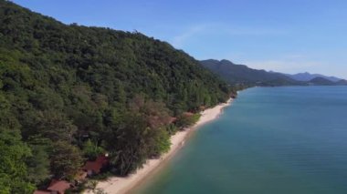 Kumsaldaki ormandaki kulübeler Koh Chang Tayland ve 2022. İHA 4k sinematik görüntüler..