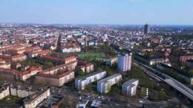 Berlin City, Almanya 'da Steglitz eyaletinde yer alan bir otoban. 4k ters uçakla uçun. Sinematik görüntüler..