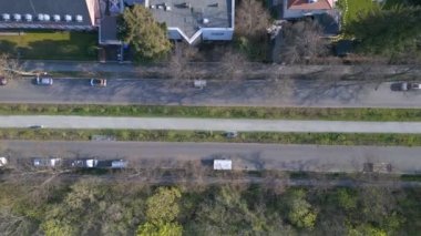 Berlin Dahlem 'de uzun bir cadde. dikey kuşların bakış açısı drone 4k uhd sinematik görüntüler.
