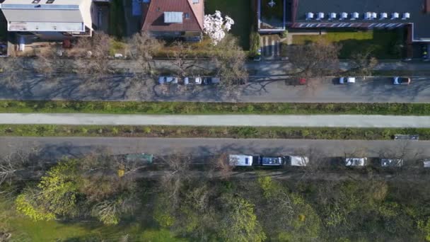 歩行者天国のベルリンダーレムと長い通り 垂直方向の鳥の目のビュードローン4K Hud映画の映像 — ストック動画