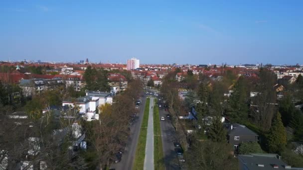 Larga Calle Con Vía Peatonal Berlin Dahlem Órbita Panorámica Volar — Vídeos de Stock