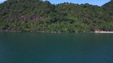 Kumlu sahil adası Koh Chang Tayland ve 2022 'deki ormandaki kulübeler 4k insansız hava aracı görüntülerini alın..