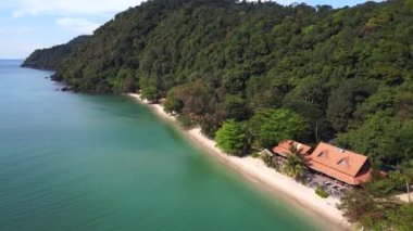 Kumlu sahil adası Koh Chang Tayland 'daki orman kulübeleri ve 2022 Panorama Yörünge İHA 4k sinematik görüntüler..