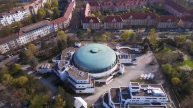 Steglitz Almanya 'da şehir merkezi. Panorama yörünge drone 4k Sinematik görüntüler.