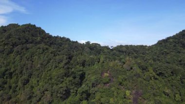 Kumlu sahil adası Koh Chang Tayland 'daki ormandaki kulübeler ve 2022 panorama genel bakış İHA 4k -- sinematik görüntüler..
