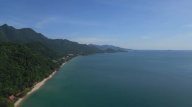 Kumlu sahil adası Koh Chang Tayland 'daki ormandaki kulübeler ve 2022 panorama genel bakış İHA 4k -- sinematik görüntüler..