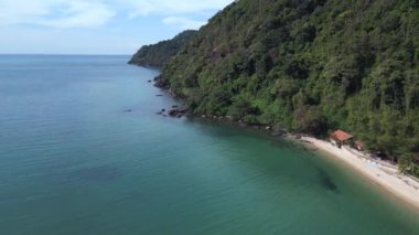 Kumlu sahil adası Koh Chang Tayland 'daki orman kulübeleri ve 2022 geniş yörünge göz gezisi İHA 4k -- sinematik görüntüler.