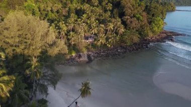 Khlong Hin Sahili Rüya Adası Koh Kood Tayland ve 2022. İHA 4k ters uçuşu. Sinematik görüntüler..