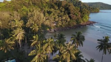 Akşamüstü Khlong Hin Sahili Rüya Adası Koh Kood Tayland ve 2022 sefer sayılı İHA 4k. Sinema görüntüsü..