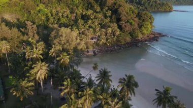 Akşamüstü Khlong Hin Sahili rüya adası koh kood thailand 2022 panorama genel bakış İHA 4k sinematik görüntü.