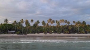 Akşamüstü Khlong Hin Sahili rüya adası koh kood thailand 2022 sağ drone 4k sinematik görüntüye kayıyor..