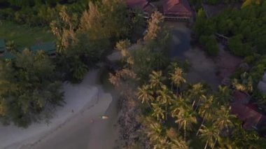 Akşamları Khlong Hin Sahili rüya adası koh kood thailand 2022 İHA 'nın tepesi aşağı 4k... sinematik görüntü..