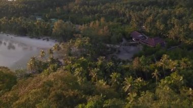Akşamüstü Khlong Hin Sahili rüya adası Koh Kood Tayland ve 2022 İHA 4k üzerinde uçun. Sinema görüntüsü..