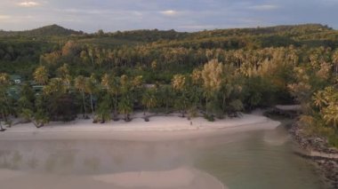Akşamüstü Khlong Hin Sahili rüya adası koh kood thailand 2022 sağ drone 4k sinematik görüntüye kayıyor..