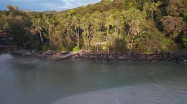 Akşamları Khlong Hin Sahili rüya adası koh kood thailand 2022 panorama yörünge drone 4k -- sinematik görüntü.